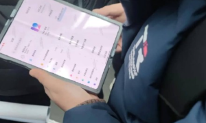 小米折叠屏真机曝光：折痕明显，搭载MIUI 12